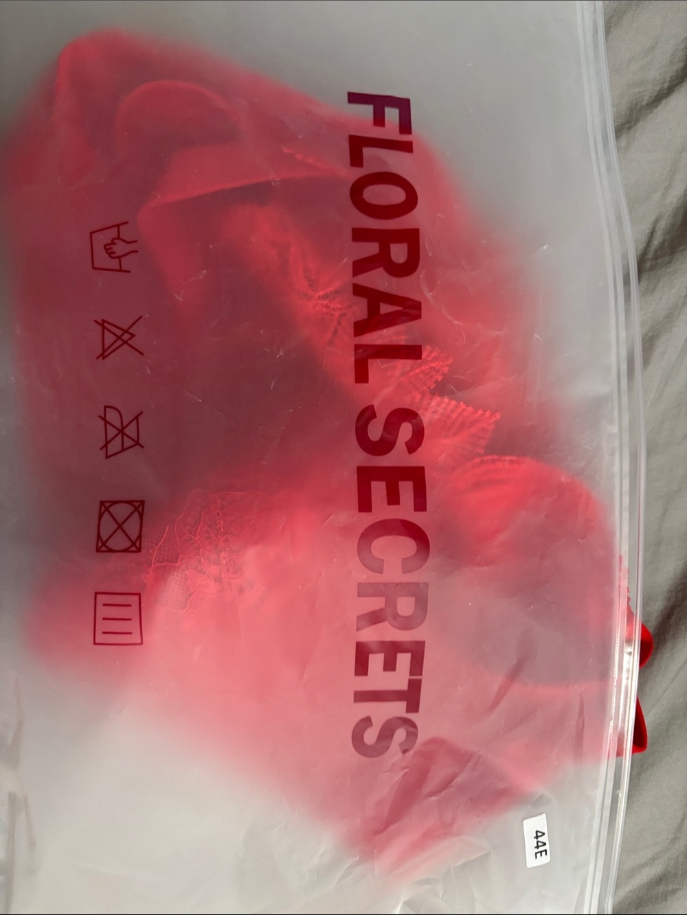 Red Lace Bra – Elegant Women's Intimates